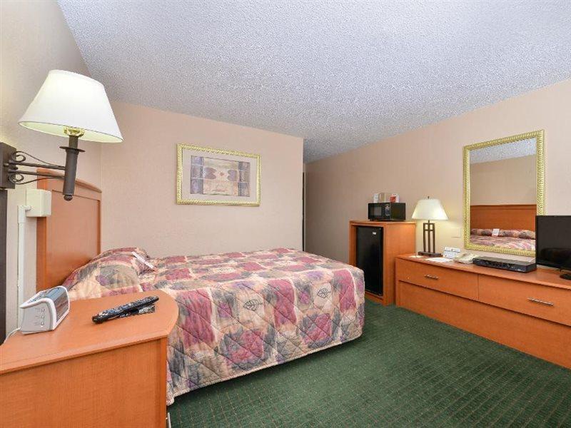ซูเปอร์ 8 บาย วินด์แฮม แคสเปอร์ เวสต์ บาย เดอะ ริเวอร์ Motel ภายนอก รูปภาพ